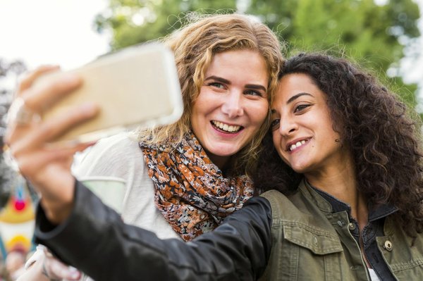 Comment établir un festival de poésie mobile qui visite les écoles locales?