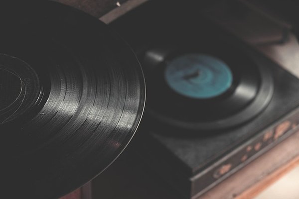 Vinyles hardtek : la collection qui électrise votre platine